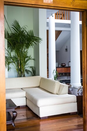 Coin salon dans le hall