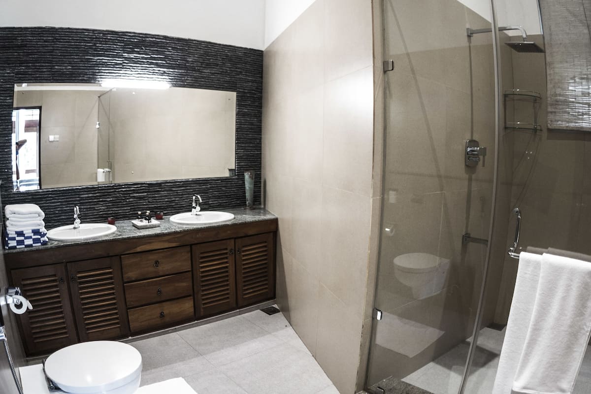 deluxe suite | bathroom | shower, rainfall showerhead, free toiletries, hair dryer