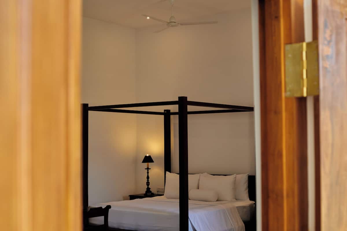 1 bedroom, Egyptian cotton sheets, premium bedding, down comforters