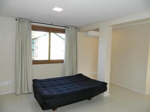 基础公寓, 多张床, 无烟房 | 客厅 | 液晶电视