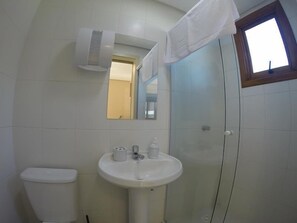 Shower, towels - Residencial Maria Libardi (Gramado)
