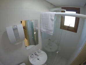 Shower, towels - Residencial Maria Libardi (Gramado)