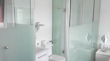 Een douche, gratis toiletartikelen, een haardroger, handdoeken
