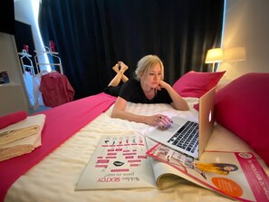 Desk, soundproofing, iron/ironing board, bed sheets - Business Hotel Prime (Wiesbaden)