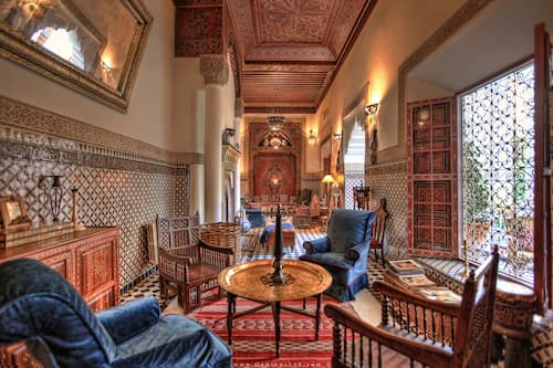 يتم تقديم الإفطار والغداء والعشاء