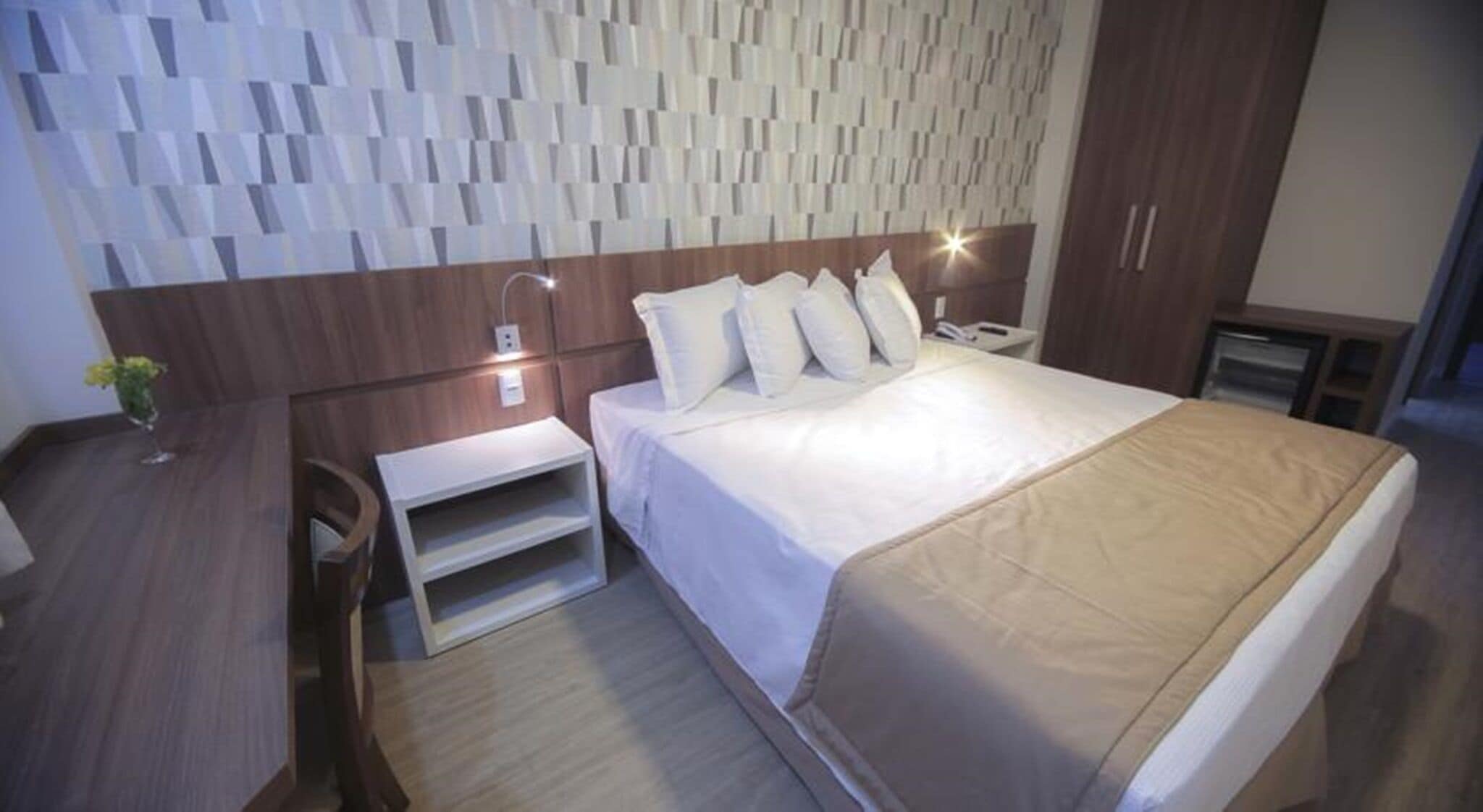 Minibar, in-room safe, desk, WiFi (free)