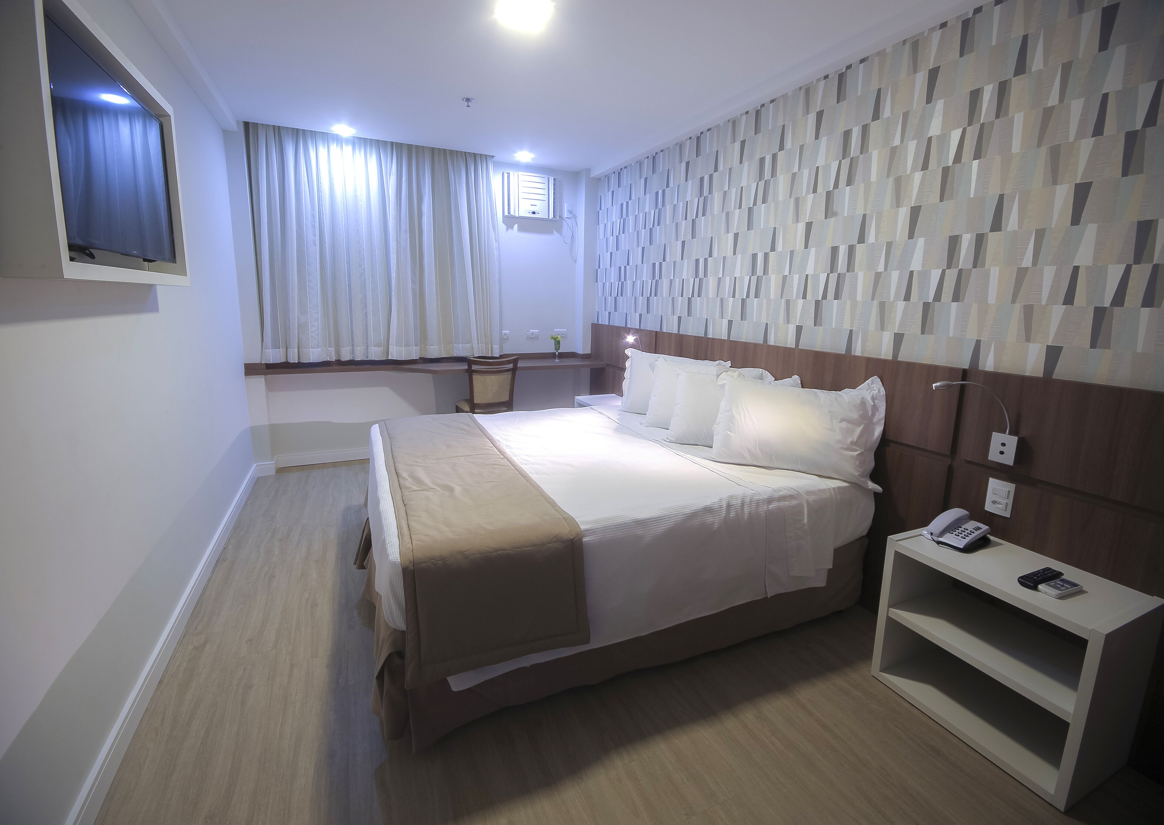 Minibar, in-room safe, desk, WiFi (free)