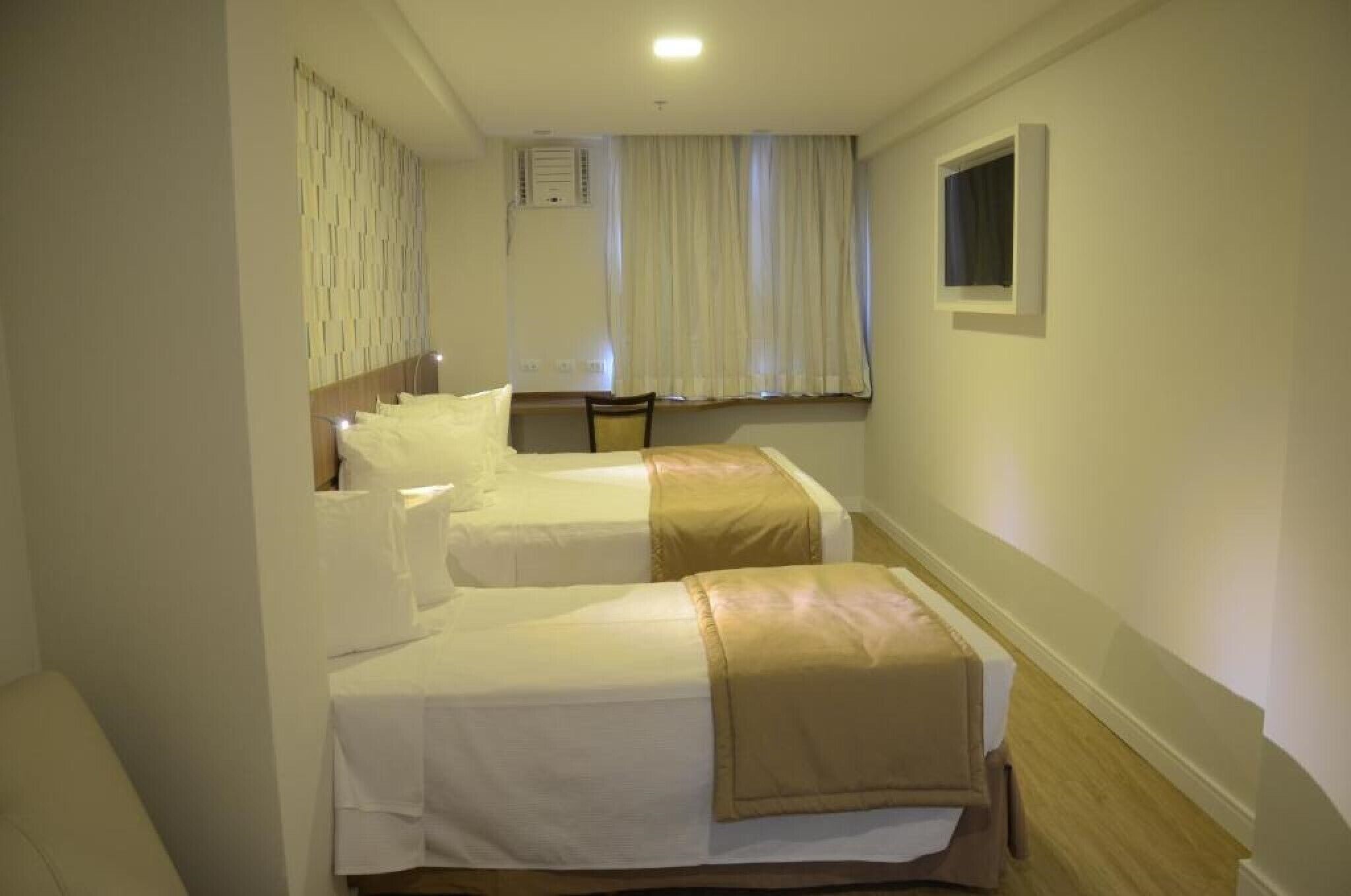 Minibar, in-room safe, desk, WiFi (free)