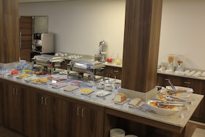 Ein reichhaltiges Buffet mit verschiedenen Speisen und Besteck.