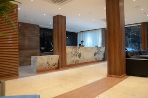 Quầy thủ tục nhận/trả phòng