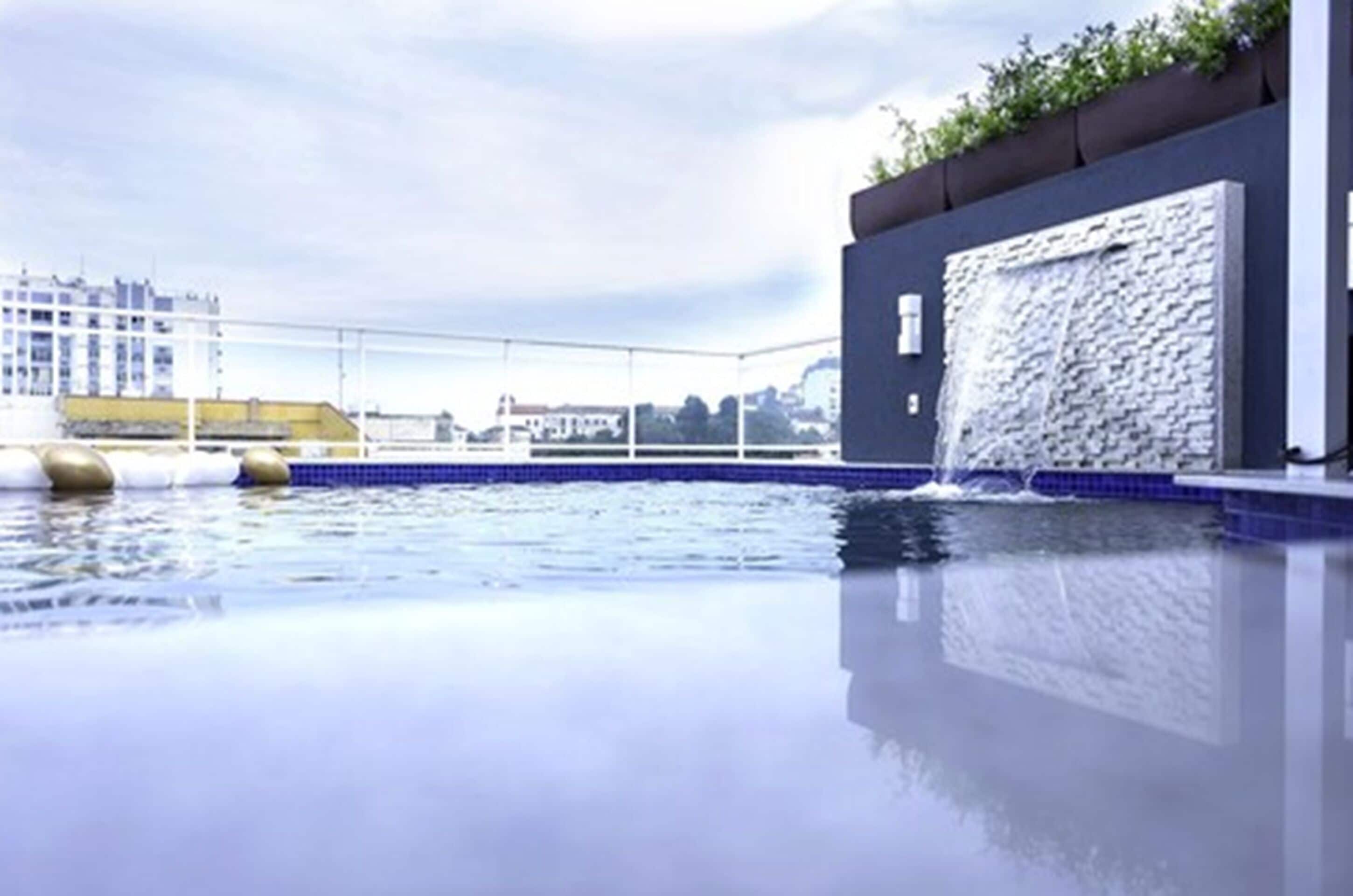 outdoor pool, open 10:00 am to 10:00 pm, pool loungers