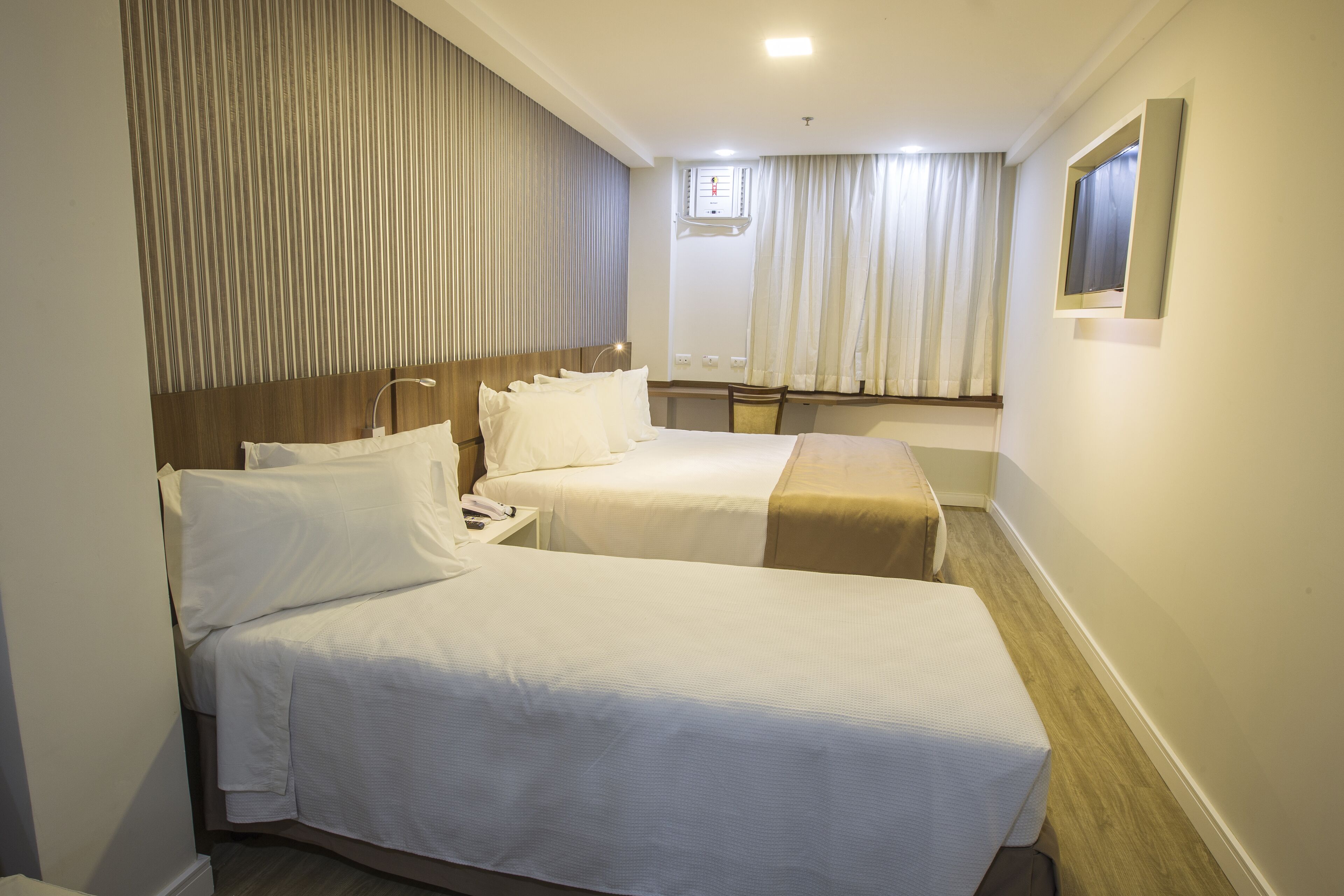 Minibar, in-room safe, desk, WiFi (free)