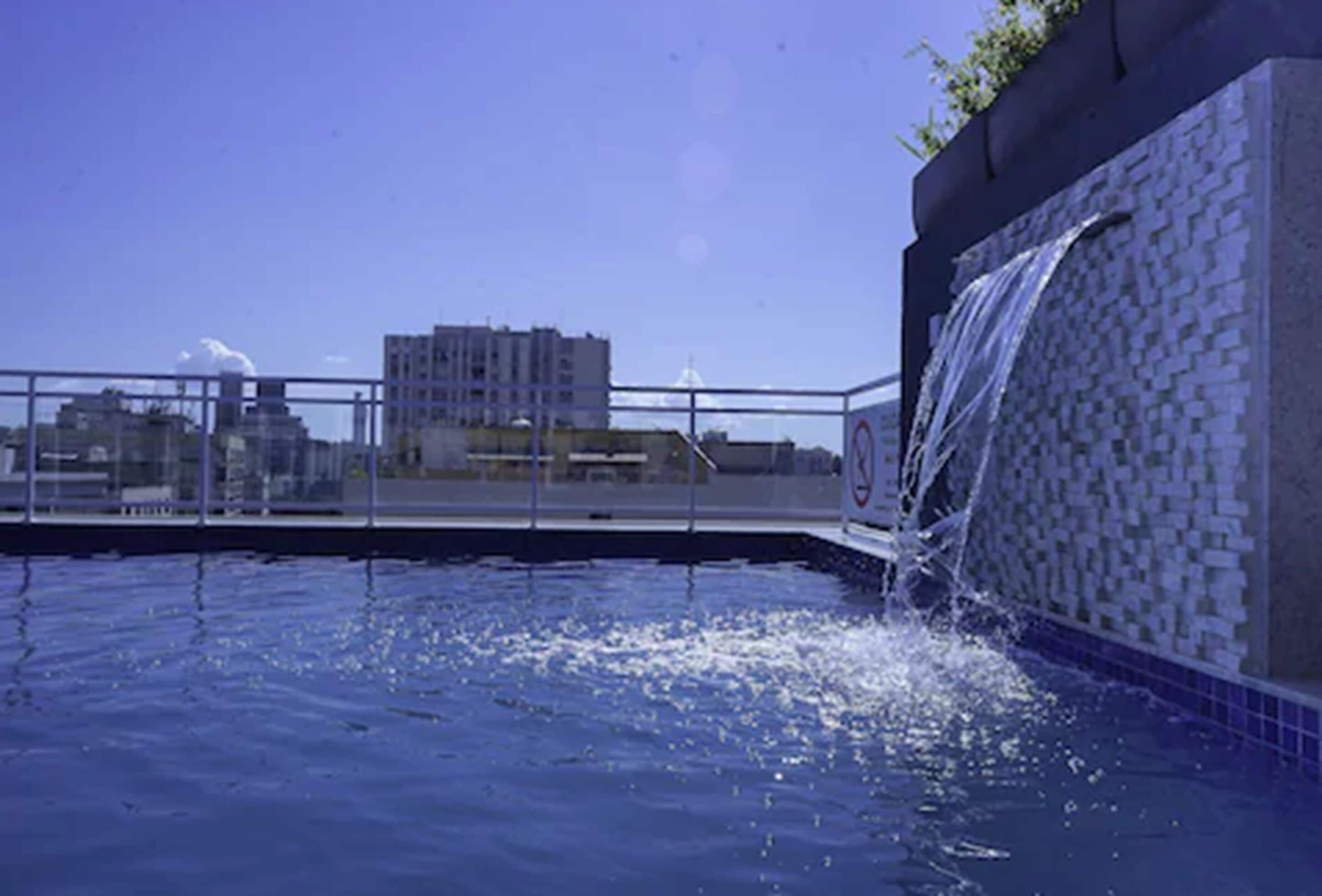 outdoor pool, open 10:00 am to 10:00 pm, pool loungers