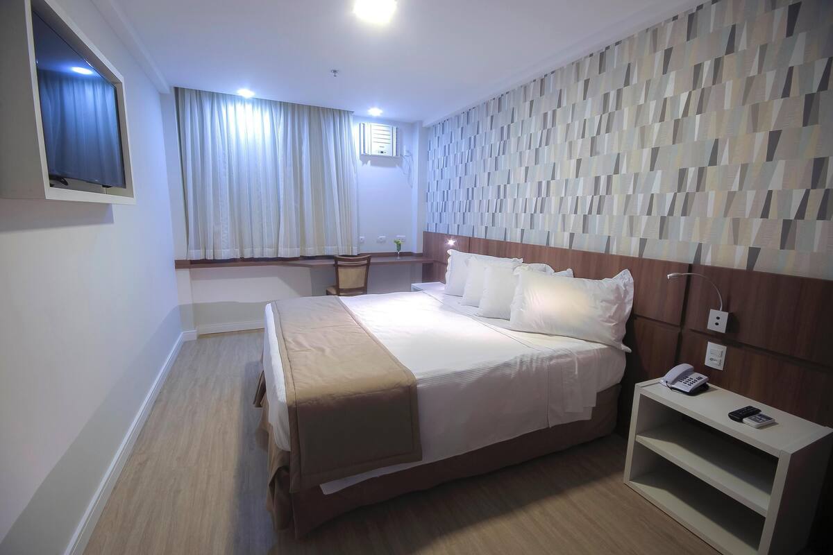 Frigobar, cofres nos quartos, escrivaninha, Wi-Fi de cortesia