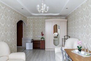 Kamar Double Mewah | Area keluarga | TV layar datar