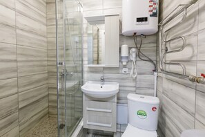 Standaard studio, kitchenette (n°9) | Badkamer | Een douche, een haardroger, handdoeken