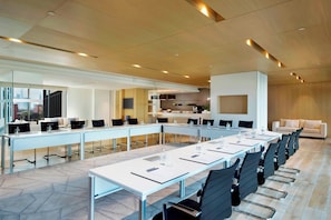 2 bares/lounges, bar de vinhos, bar na cobertura