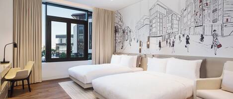 Une chambre d’hôtel moderne avec deux lits, un bureau et une grande fenêtre.
