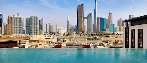 Alberca al aire libre, acceso de 07:00 a 18:00, y camastros