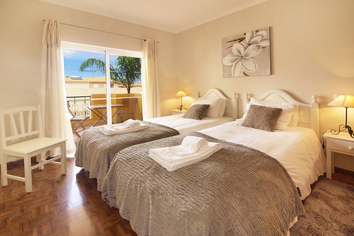 2 bedrooms, in-room safe, free cots/infant beds, free wifi