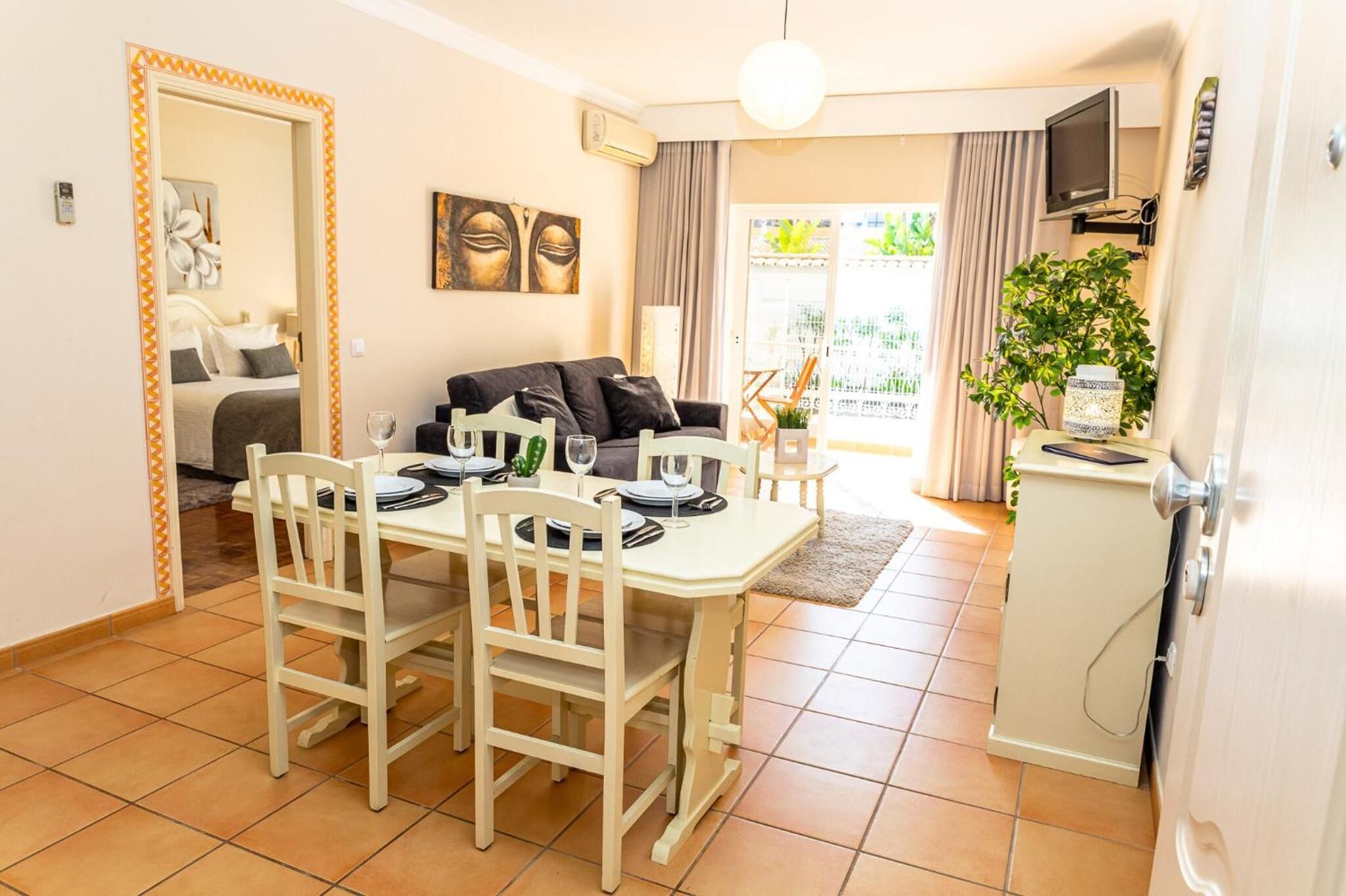 full-sized fridge, microwave, oven, stovetop