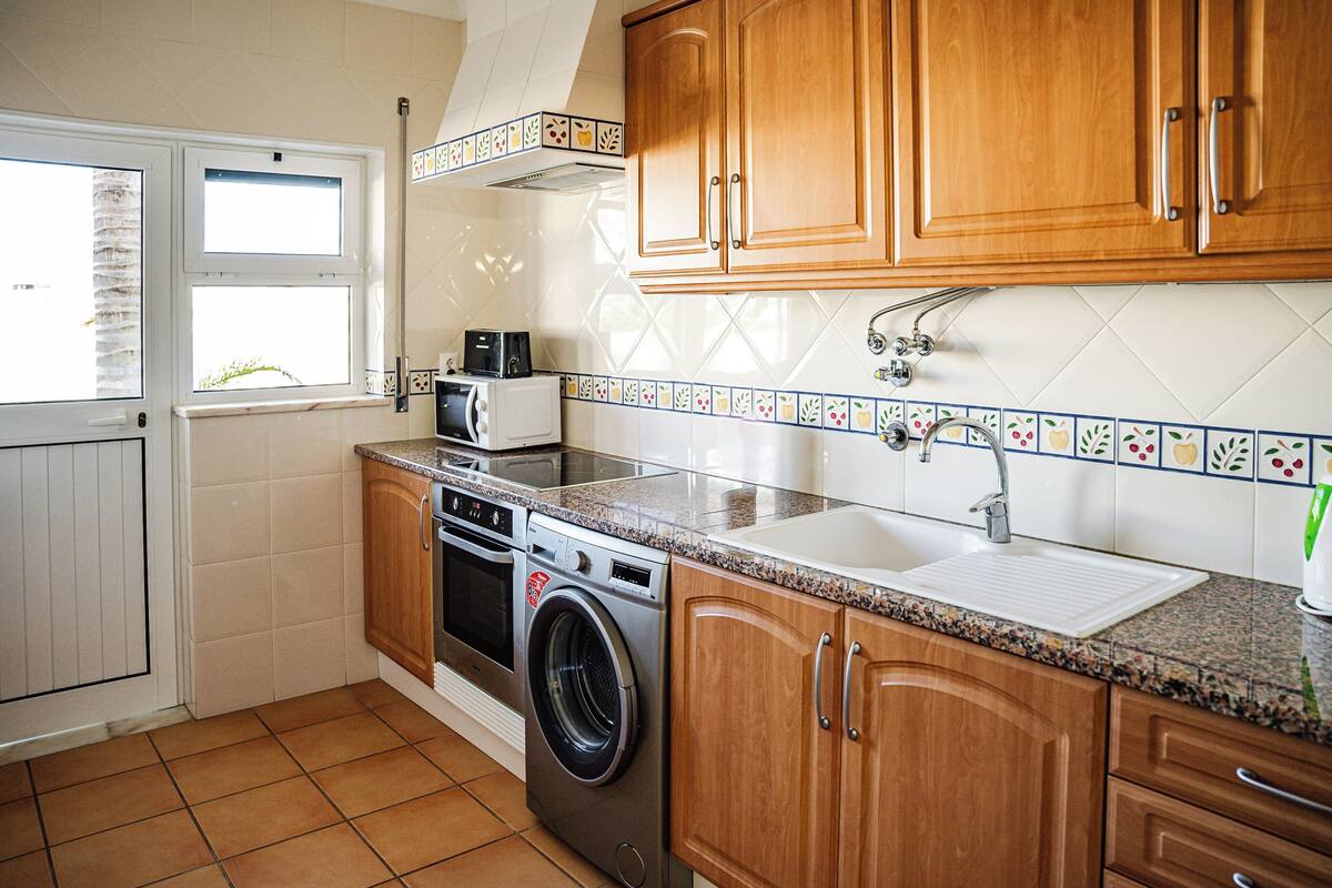 full-sized fridge, microwave, oven, stovetop