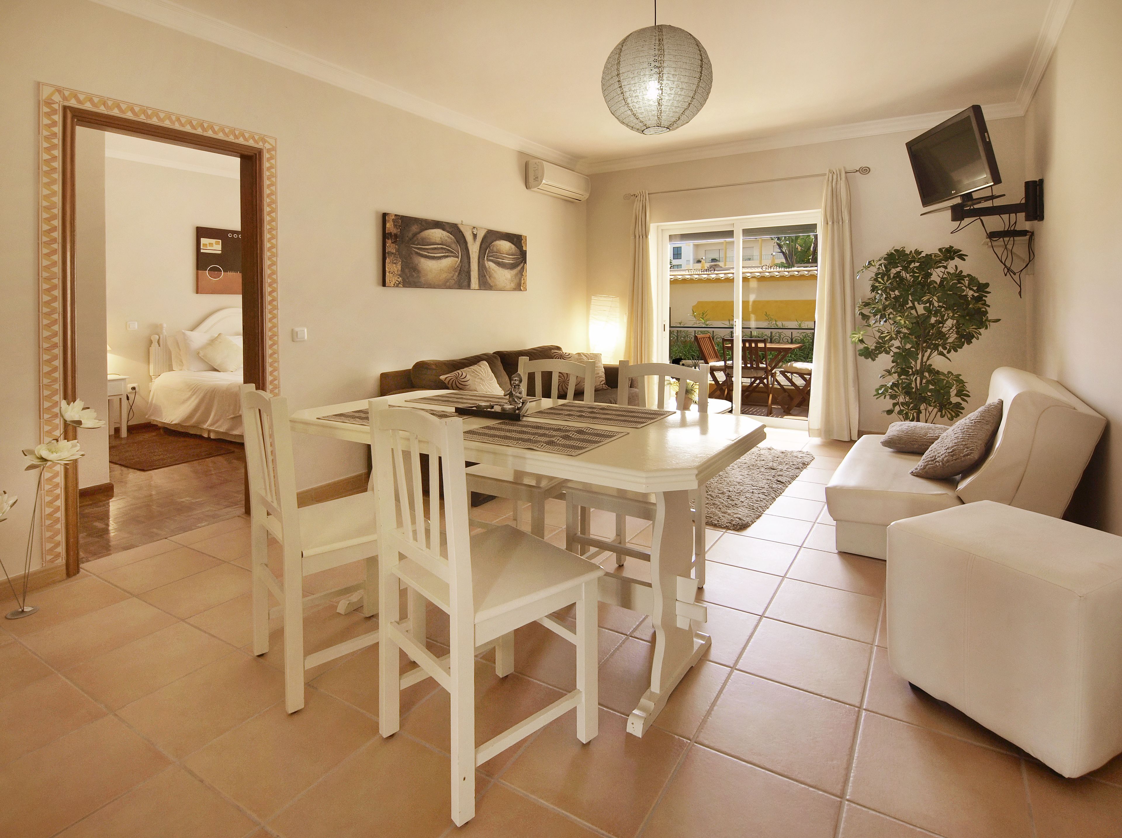 full-sized fridge, microwave, oven, stovetop