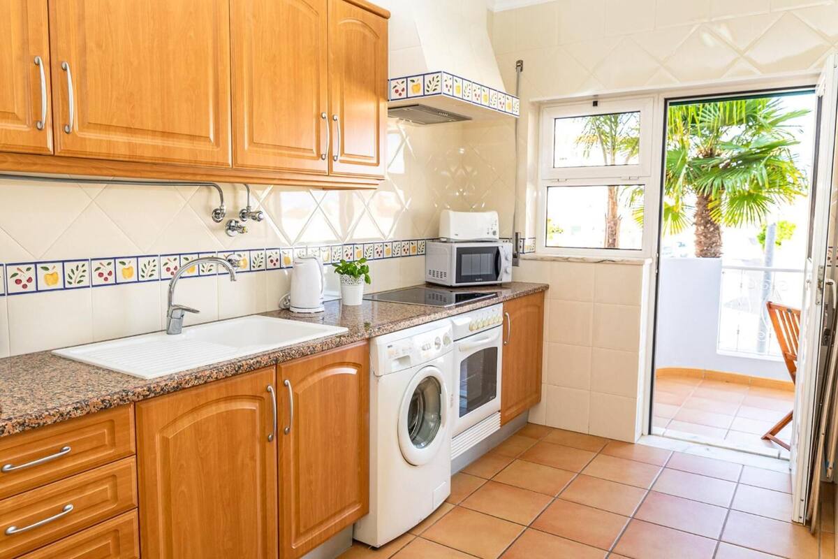 full-sized fridge, microwave, oven, stovetop