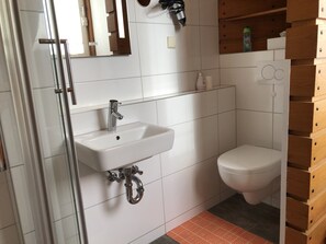 Double Room, Private Bathroom (Doppel oder Dreibett) | Bathroom - Messezimmer4u Nordparksiedlung (Düsseldorf)