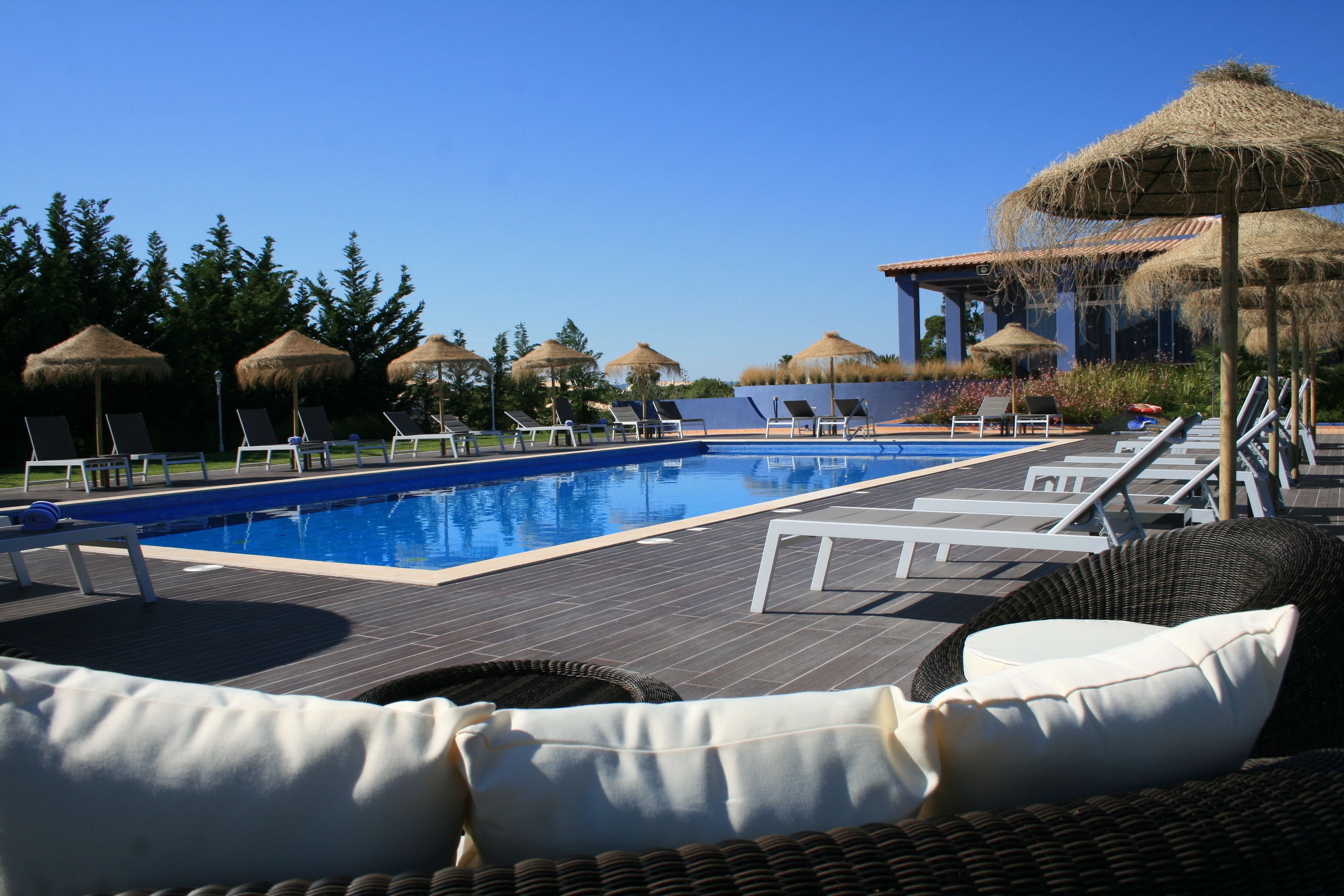 Außenpool, Sonnenschirme, Liegestühle