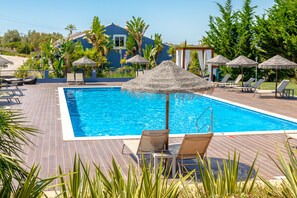 Piscine extérieure, parasols, chaises longues