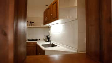 Refrigerador, cafetera y tetera y toallas de papel