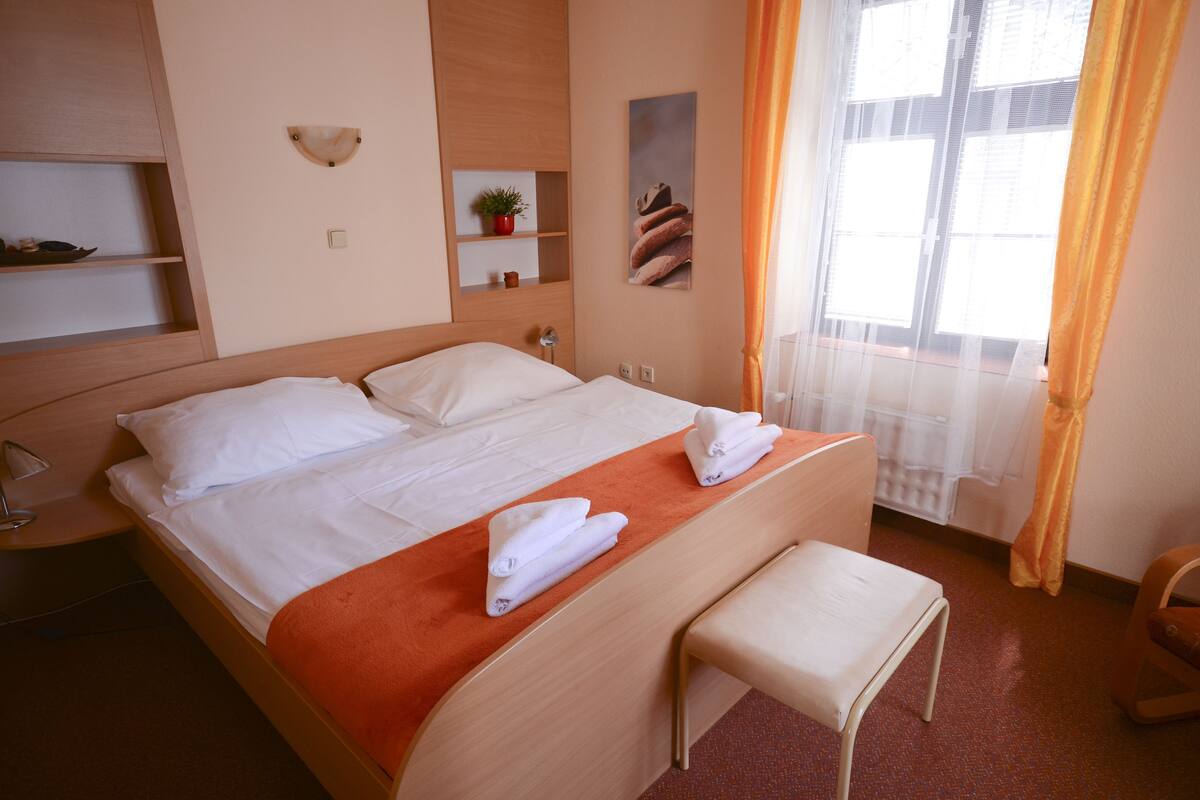 Apartamento | Cofres nos quartos, escrivaninha, ferros/tábuas de passar roupa