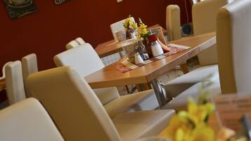 Bao gồm bữa sáng đầy đủ hàng ngày