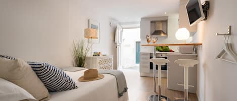 Full-size fridge, microwave, stovetop, coffee/tea maker