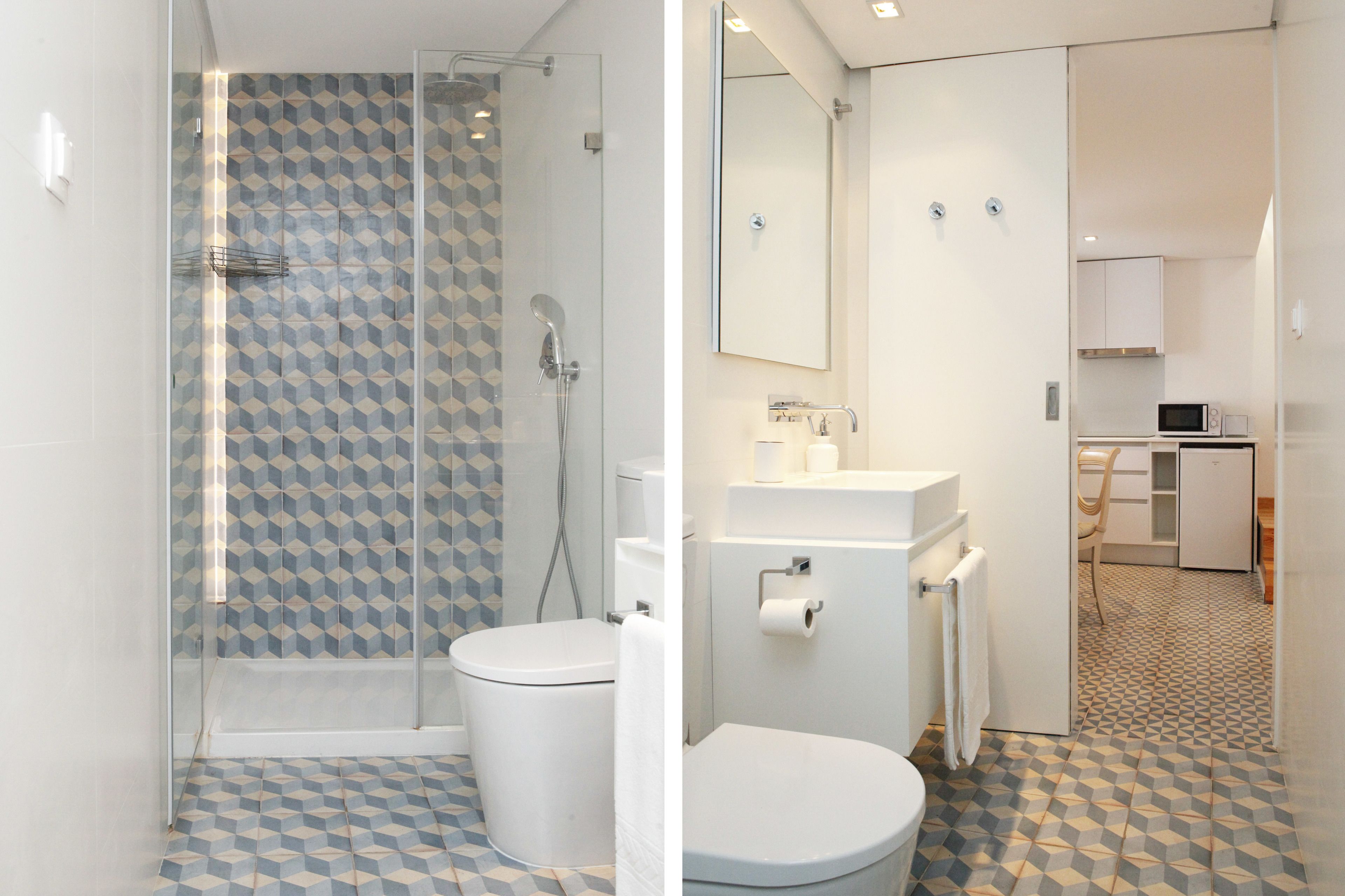 Un bagno con doccia, servizi igienici, lavandino e specchio.