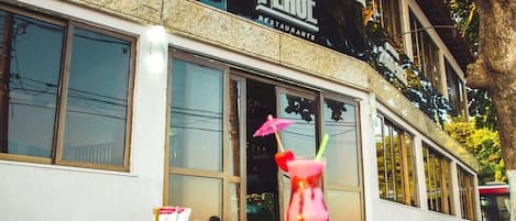 Un restaurant appelé « Plage », doté d’une façade moderne, de grandes fenêtres et d’une terrasse bien visible.