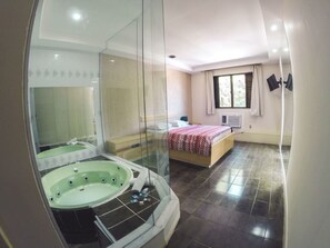 Chuveiro, produtos de toalete grátis, toalhas de banho 