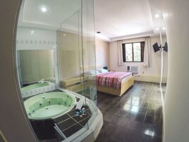 Shower, free toiletries, towels