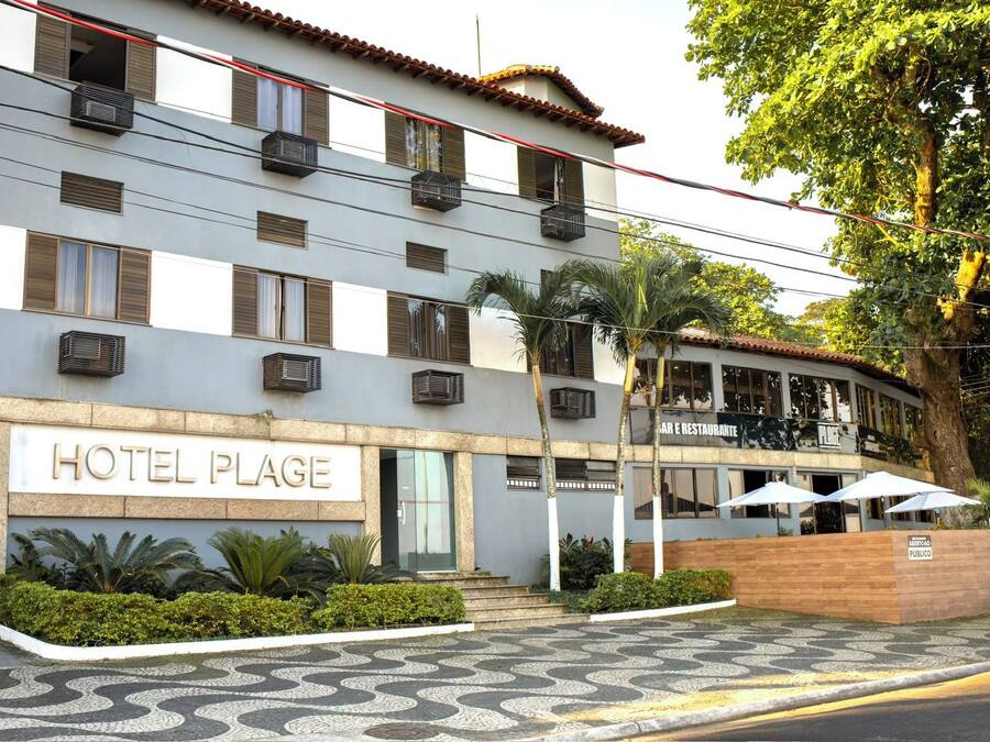 A hotel with a sign reading 'HOTEL PLAGE' and a restaurant named 'BAR E RESTAURANTE' adjacent to it.