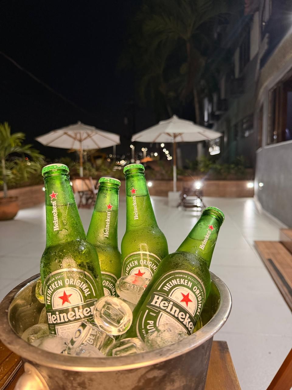 En balje fyldt med Heineken ølflasker og isterninger.