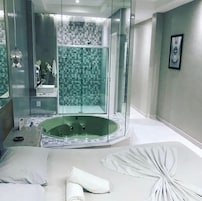 Superior Double Room, Bathtub | Blackout drapes, iron/ironing board, free WiFi, bed sheets