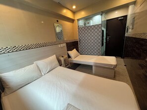 스탠다드 트리플룸 (With Window) | 방음 설비, 무료 WiFi, 침대 시트