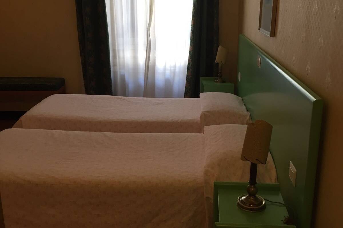Minibar, in-room safe, desk, WiFi (free)
