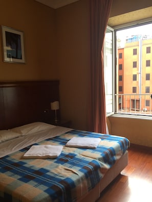 Minibar, coffres-forts dans les chambres, bureau, Wi-Fi gratuit