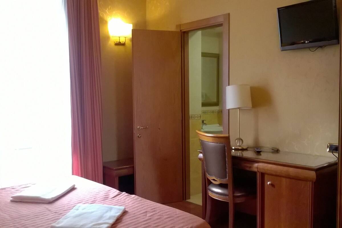 Minibar, in-room safe, desk, WiFi (free)
