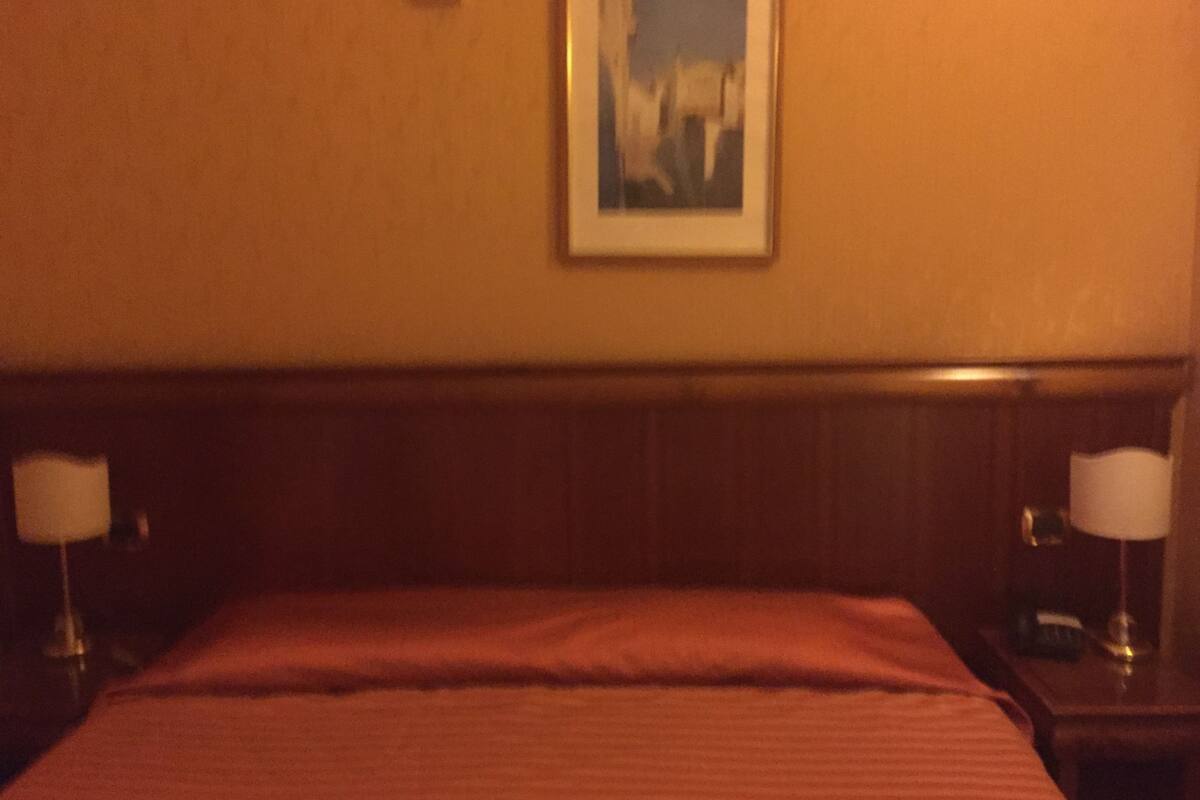 Minibar, in-room safe, desk, WiFi (free)