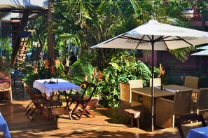 Outdoor dining - Pousada Bambu Dourado (Maraú)