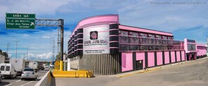 A pink and black building with a sign for Hotel Avenida, indicating a location near S. J. de Meriti and Vilar dos Teles. - Hotel Avenida (São João de Meriti)