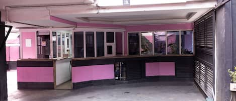 A reception area with a counter and a sign that reads "SAÍDA".